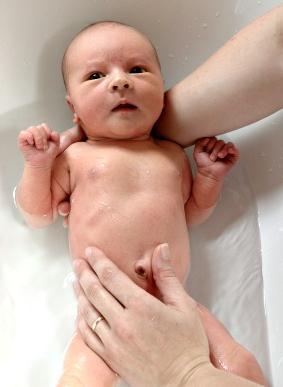 วิธีการอาบน้ำทารกแรกเกิด ข้อควรจำสำหรับผู้ปกครองเด็ก